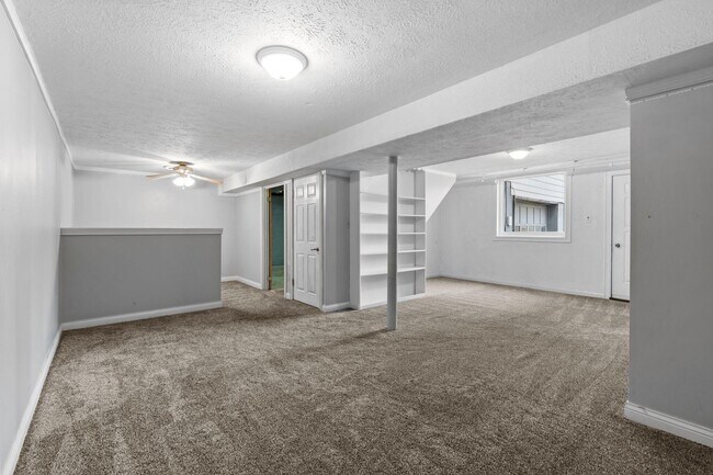 Building Photo - 562 Lone Oak Dr