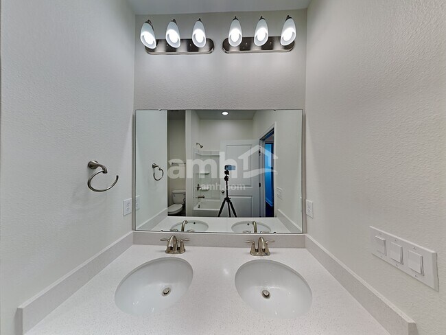 Building Photo - 1159 Sky Lks Dr