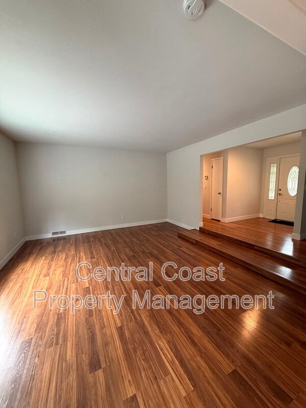 Building Photo - 9465 Valley Oak Way