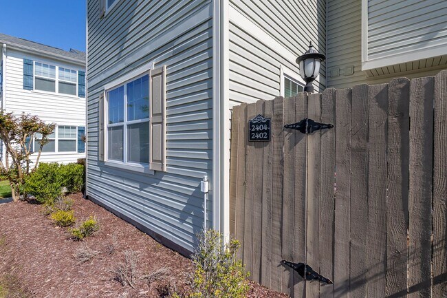 Building Photo - 2404 Leytonstone Dr