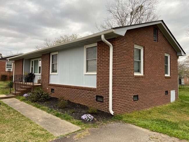 Building Photo - 190 Kensington Dr