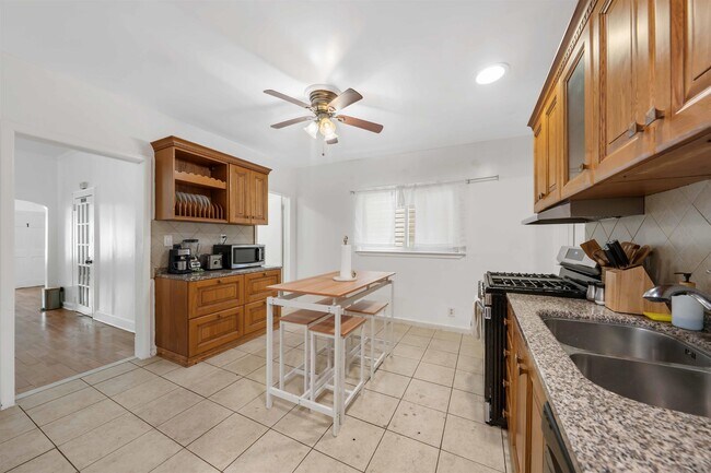 Building Photo - 23 W 51st St