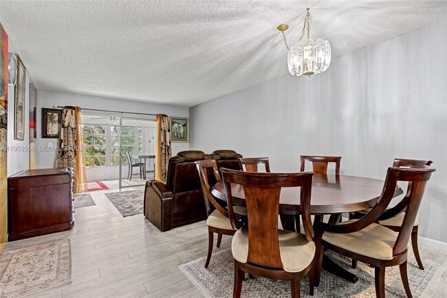 Building Photo - 1040 Country Club Dr