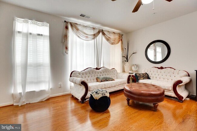 Building Photo - 3009 Chesapeake Dr