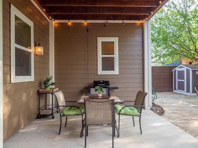 Building Photo - 5605 Roosevelt Ave