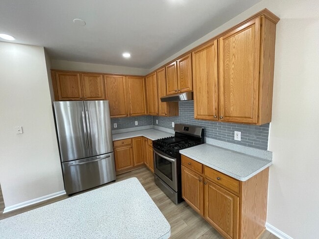 Building Photo - Elegant And Spacious 3 Bed 3.5 Bath Townhome In Vibrant Loudon Parkway Center