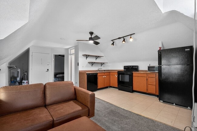 Building Photo - Charming 1-Bedroom Attic Apartment in the Heart of City Park West