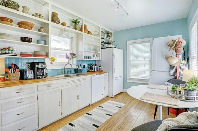 Building Photo - 1705 S 5th St