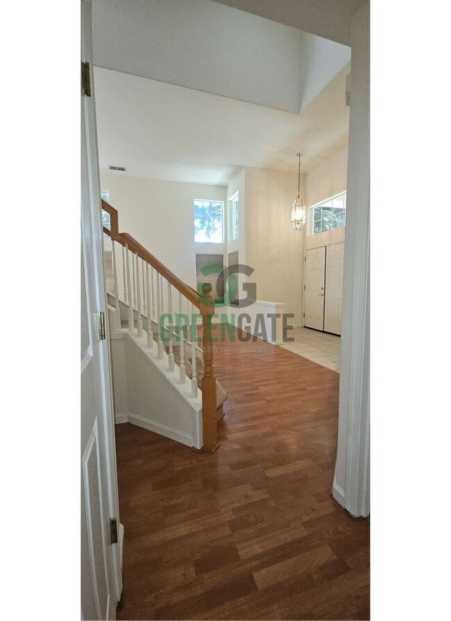 Building Photo - Beautiful 4 Bedroom, 3 Bathroom Home in Tr...
