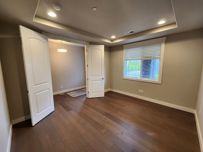 Building Photo - Large Spacious 4 Bed Home