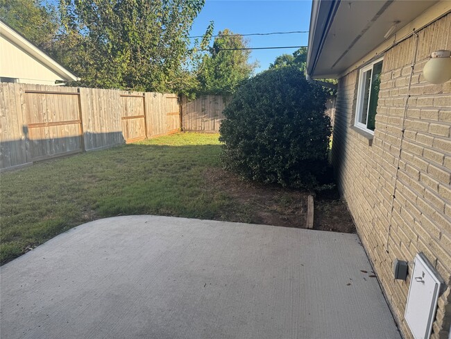 Building Photo - 5814 Viking Dr