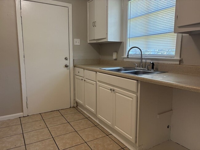Building Photo - Bright & Modern 2-Bedroom Home in Memphis – Half Off First Month!