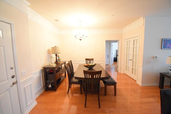 Building Photo - Beautiful 3BR 2BA Condo • Granite Kitchen • Balcony & Pool • Furnished 4th-Floor End Unit Condo i...