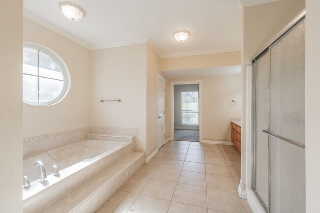 Building Photo - Spacious 5 Bedroom Home with Walk-Out Base...