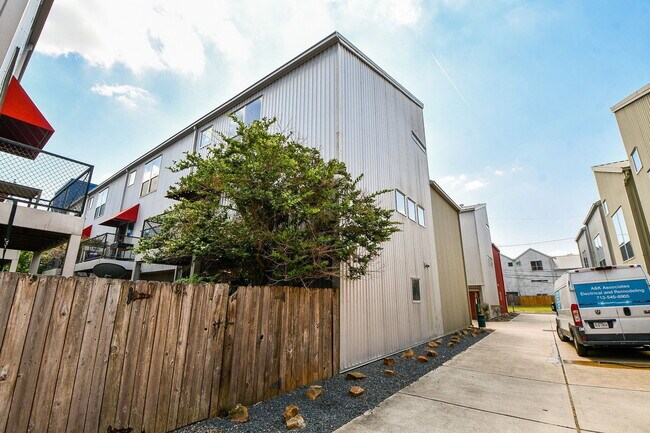 Building Photo - 824 Robin St