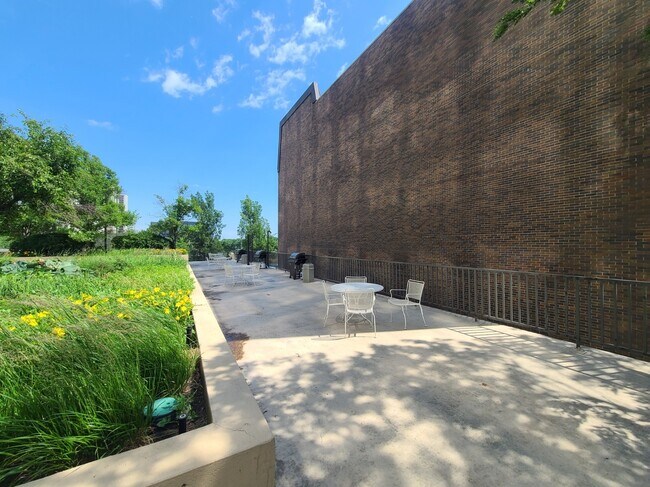 Building Photo - 4343 N Clarendon Ave