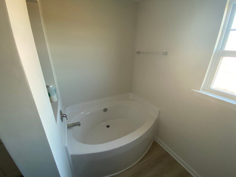 Building Photo - 1112 Sapphire Dr