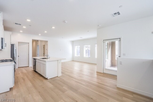 Building Photo - 600 N Carriage Hill Dr