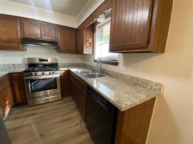 Building Photo - Jenks Schools! This 3 bedroom, 2 bath duplex is located at back of cul-de-sac