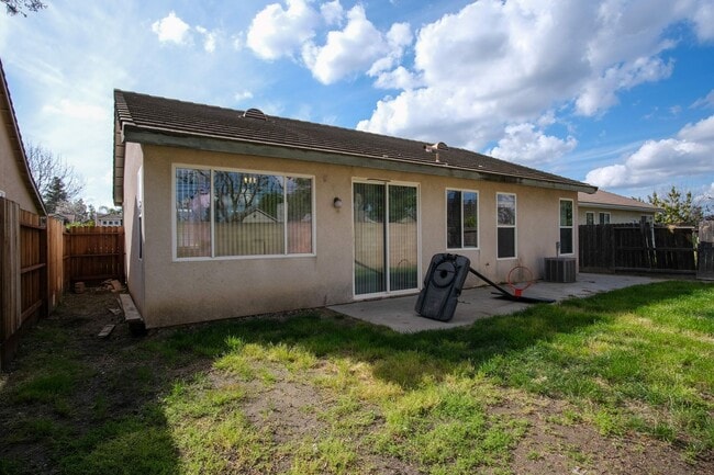 Building Photo - 3 Bedroom 2 bath!