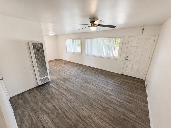 Building Photo - 211 E Santa Paula St