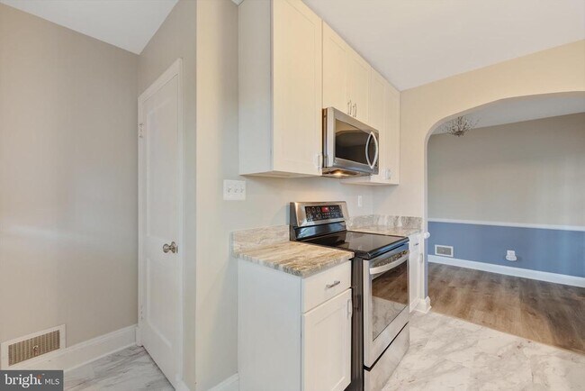 Building Photo - 304 Newfield Rd