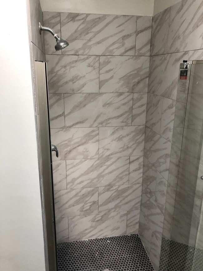 Building Photo - West End Giant