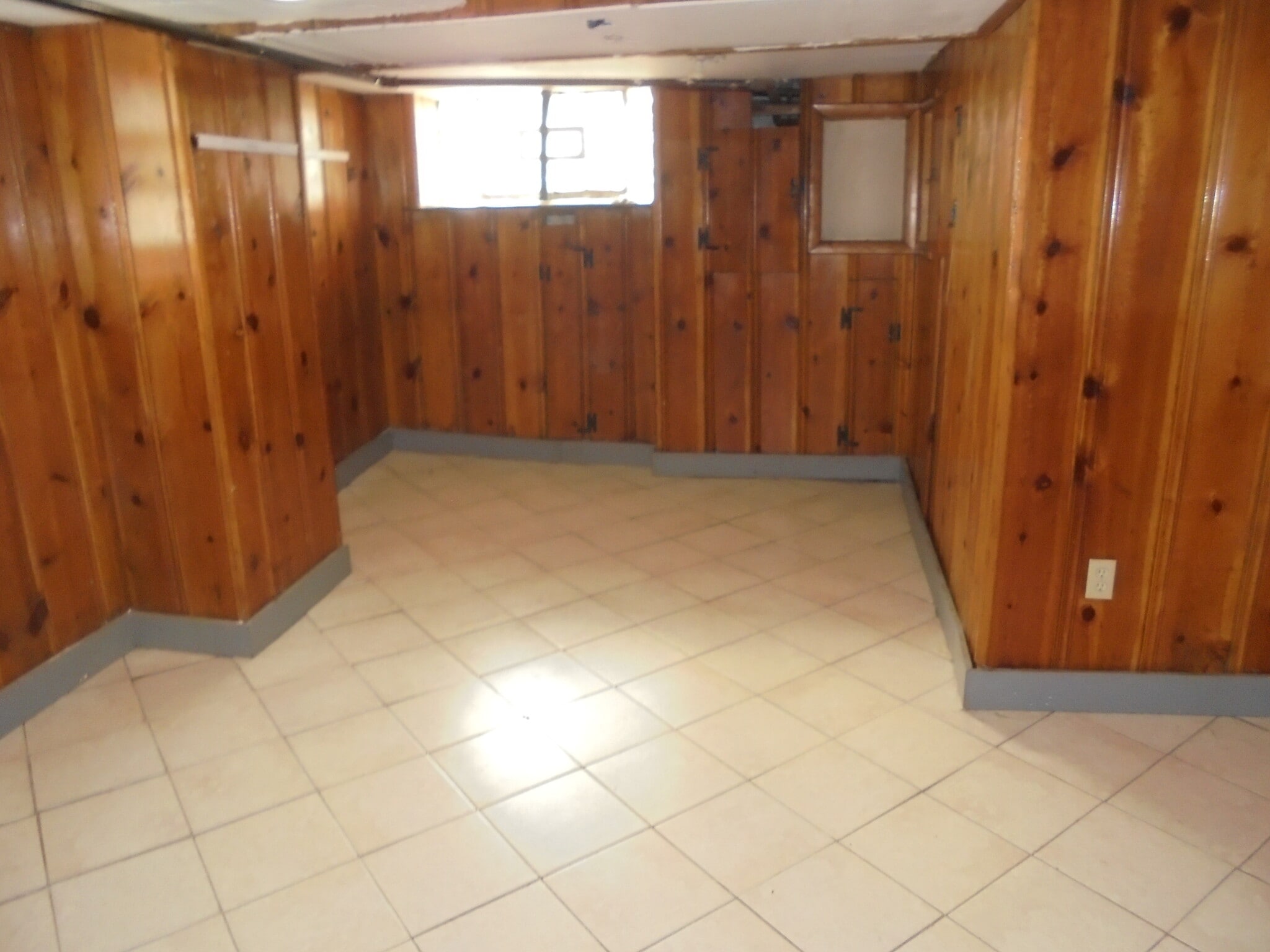 Fully finished basement - 1610 Homestead st