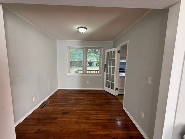 Building Photo - Cozy Home with Character