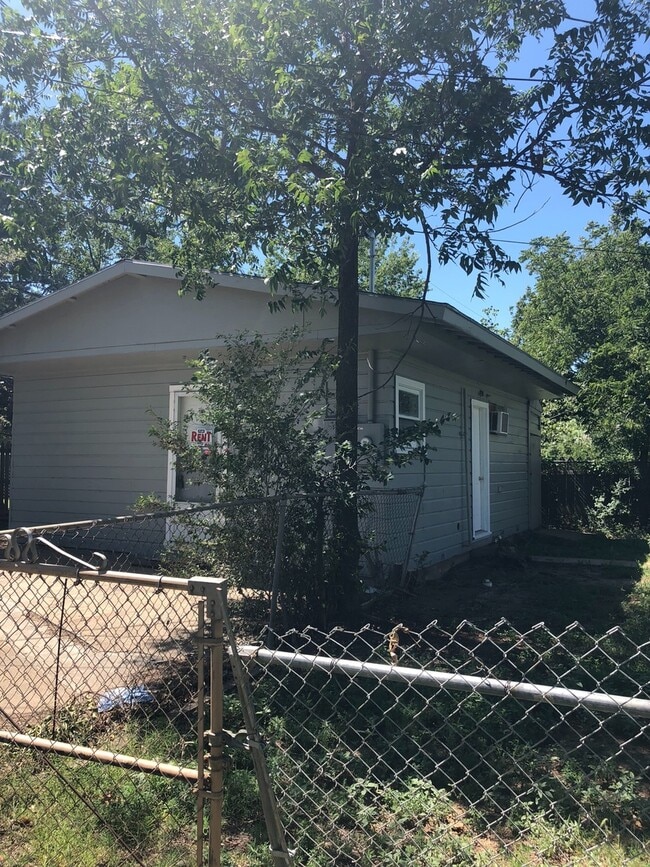 Building Photo - Adorable One bedrom efficiency in SUNSET T...