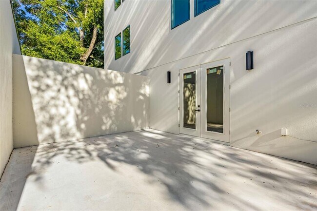 Building Photo - 412 W Amelia Ave