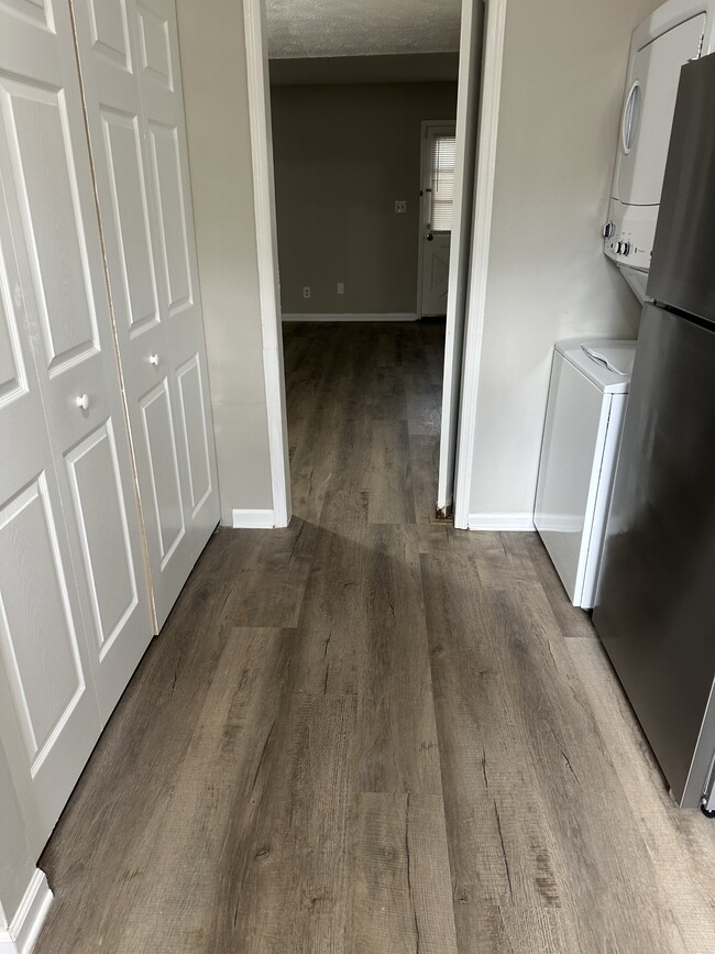 Building Photo - 185 Eaglewood Way