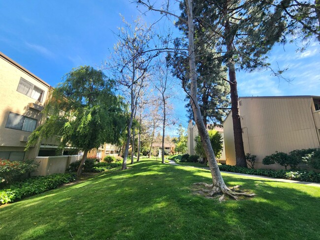 Building Photo - 1 Bedroom 1 Bath Remodeled Condo Available...