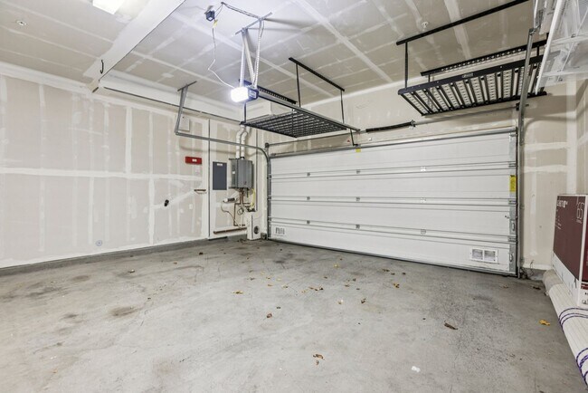 Building Photo - Beautiful Corner-Unit Townhome Near Downtown – 4 Bed | 3 baths