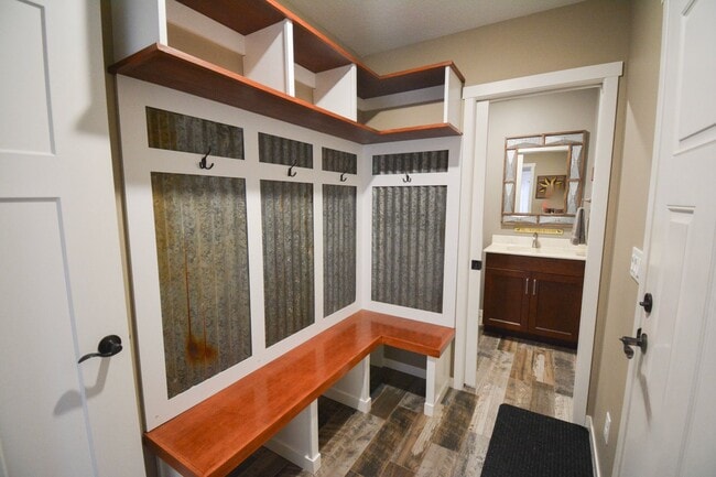 Building Photo - Spacious and Stunning 5 Bed 4 Bath For Ren...