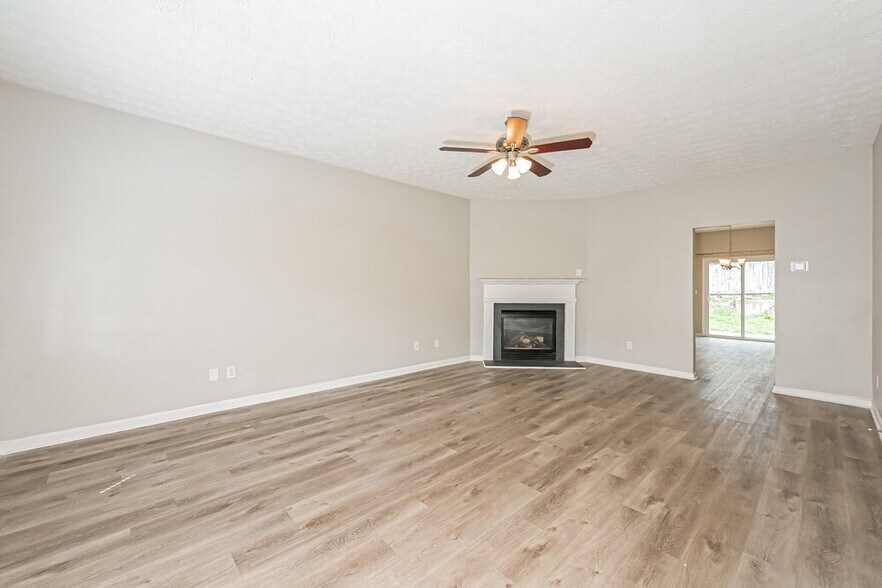 Building Photo - 444 Village Bluff Dr