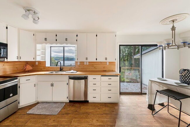 Building Photo - BEAUTIFUL CABIN STYLE HOME ACROSS FROM SIL...