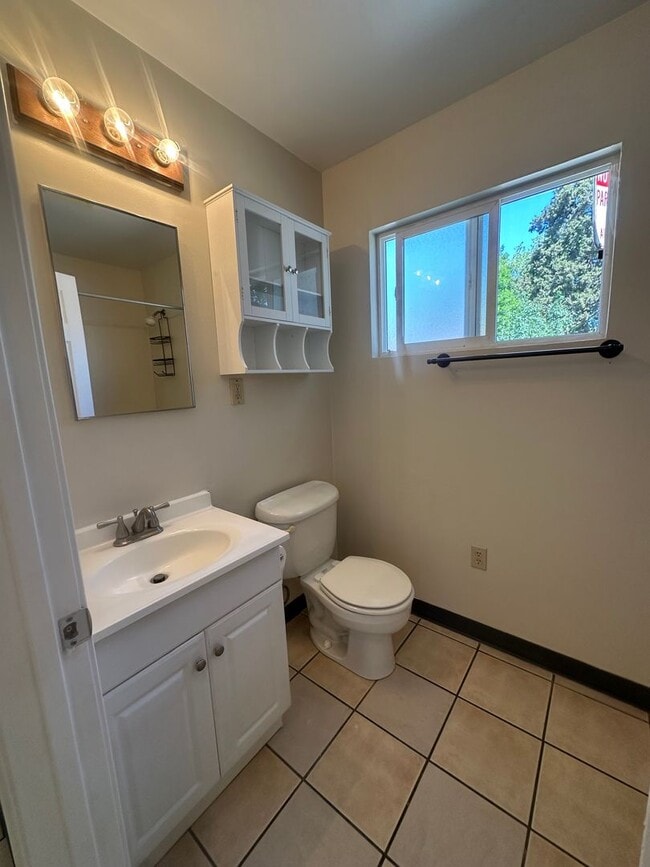 Building Photo - Cozy and Cute 1 Bedroom on Broadway!