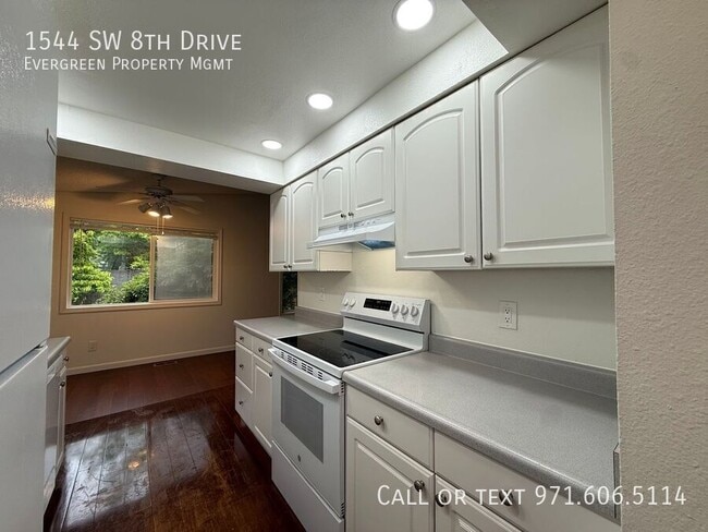 Building Photo - 1544 SW 8th Dr