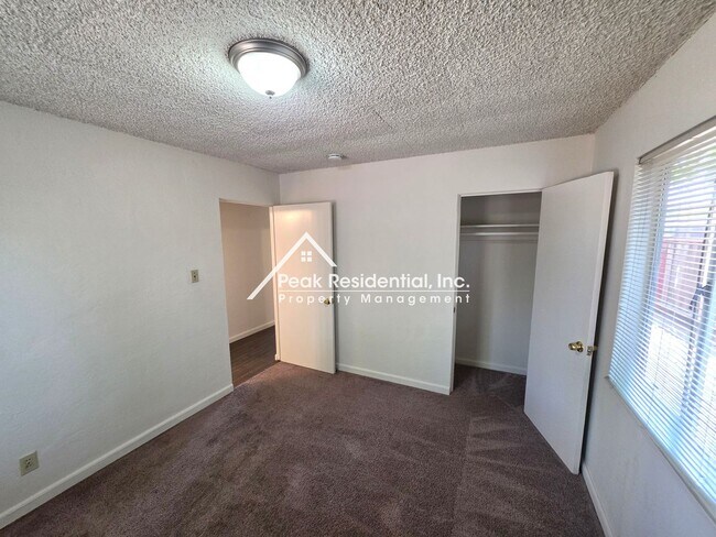 Building Photo - A Charming 3bd/1ba Fruitridge Manor Area Home with Garage