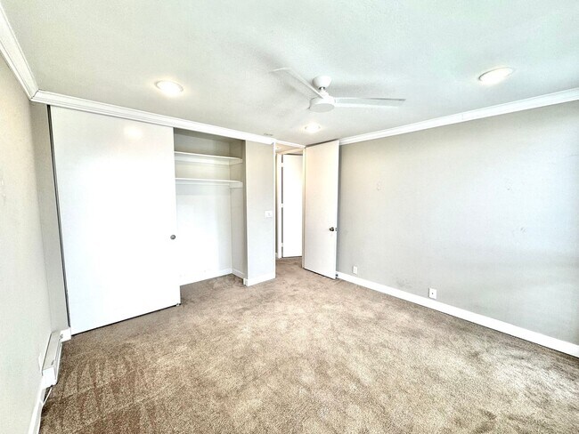 Building Photo - Must See! Beautiful 2 Bed / 2 Bath in La J...