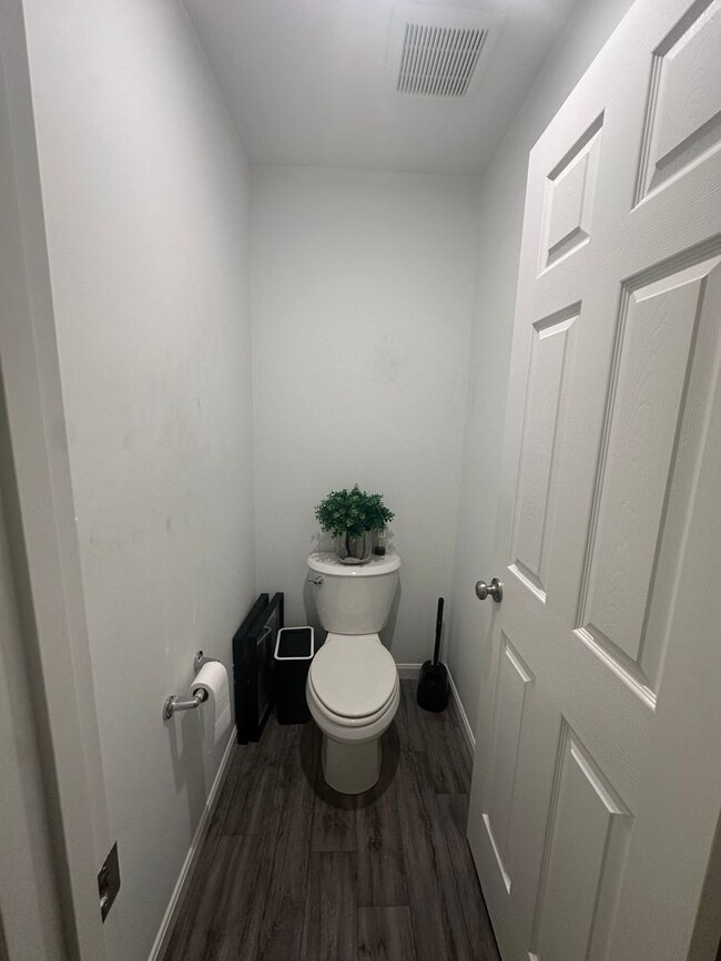 Building Photo - Available NOW - 5 bedroom, 3 full bathroom house - $2,950/month