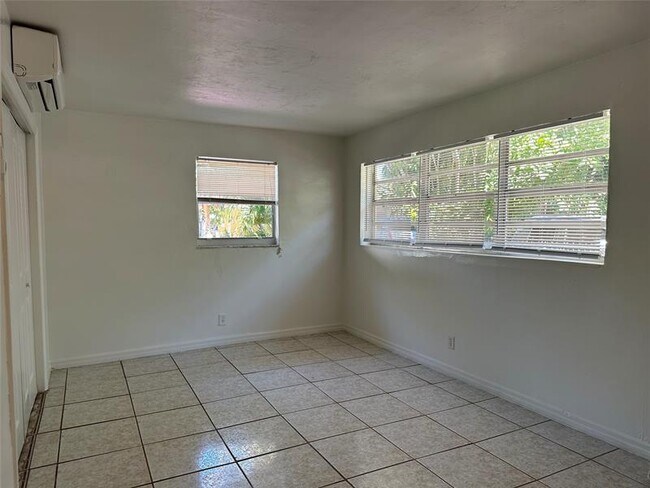 Building Photo - 205 SE 22nd St