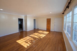 Building Photo - 1444 N Fuller Ave Unit B