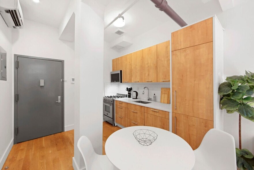 Building Photo - 519 W 45th St