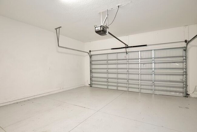 Building Photo - Beautiful 4/3.5 Townhome with a Spacious 2 Car Garage Located in Trails at Moss Park - Orlando