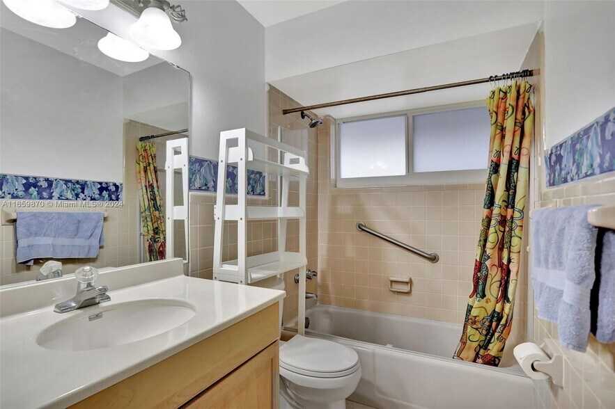 Building Photo - 1690 NE 34th Ln