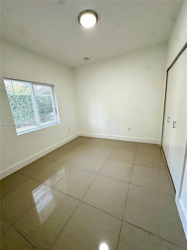 Building Photo - 14890 NE 10th Ave