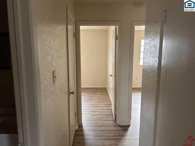 Building Photo - 1502 NW Kingsbury Ave