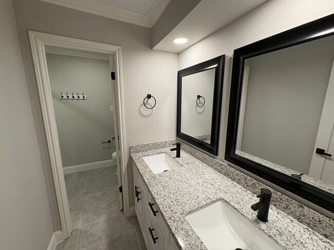 Building Photo - Beautiful 4 bedroom townhouse with incredible kitchen